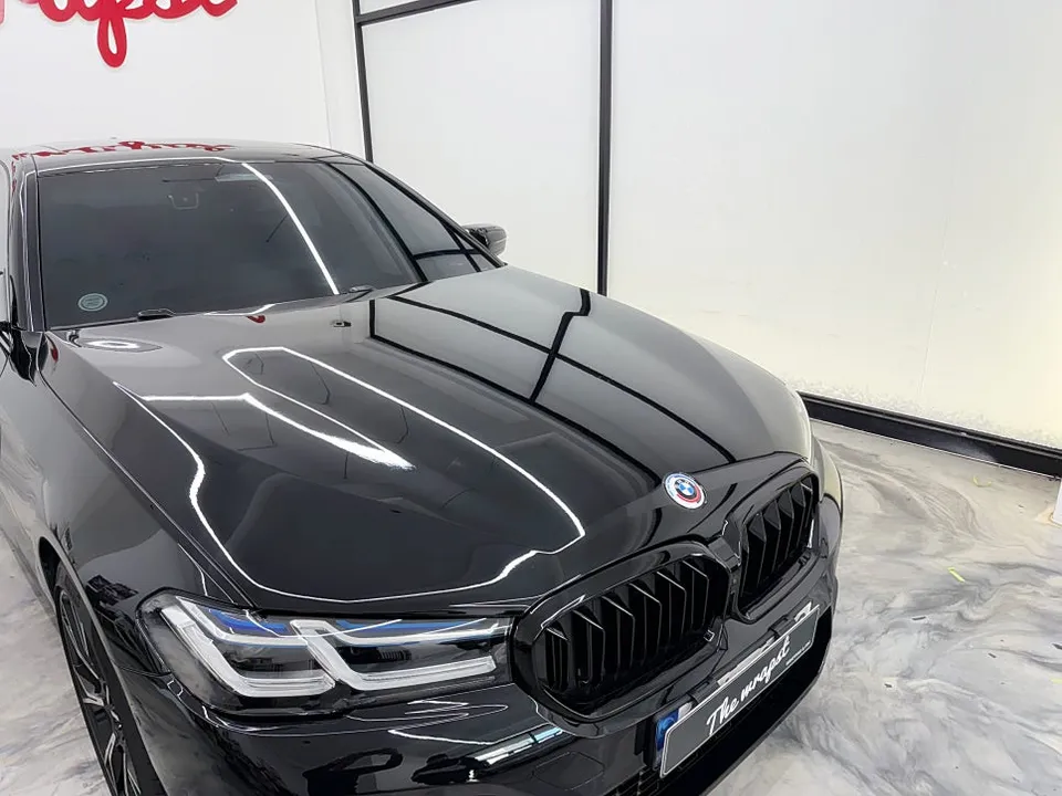 BMW 5 Series G30 カーラッピング事例|高光沢ブラック 施工写真 3-2