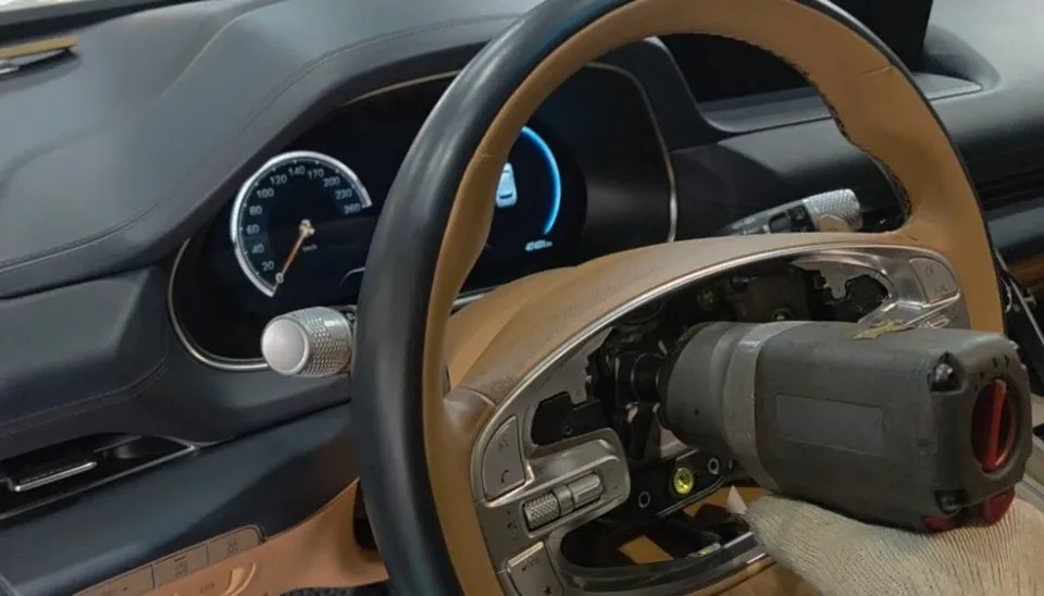 Genesis GV80 steering wheel - Genesis GV80 Custom Steering Wheel Upgrade Review photo 3