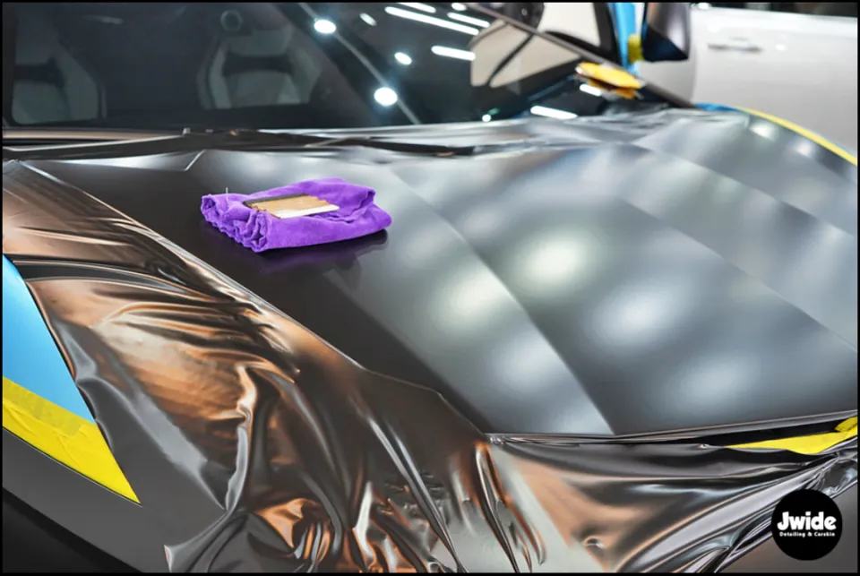 Lamborghini Aventadorのカーラッピング事例｜サテンブラック 施工写真 4-1