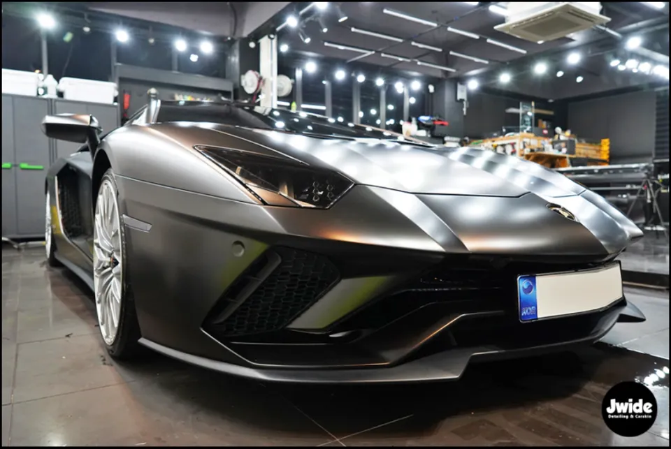 Lamborghini Aventadorのカーラッピング事例｜サテンブラック 施工写真 1-2