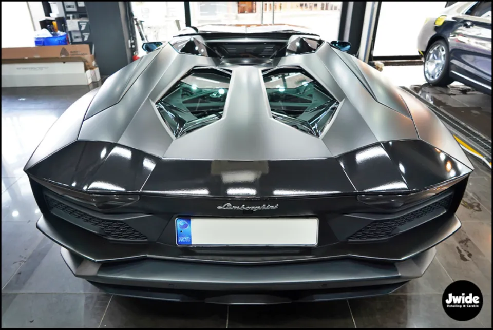 Lamborghini Aventadorのカーラッピング事例｜サテンブラック 施工写真 2-2