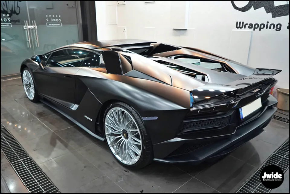 Lamborghini Aventadorのカーラッピング事例｜サテンブラック 施工写真 3-2