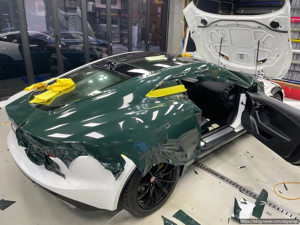 Jaguar F-Typeのカーラッピング事例|ミッドナイトディープグリーン 施工写真 2-2