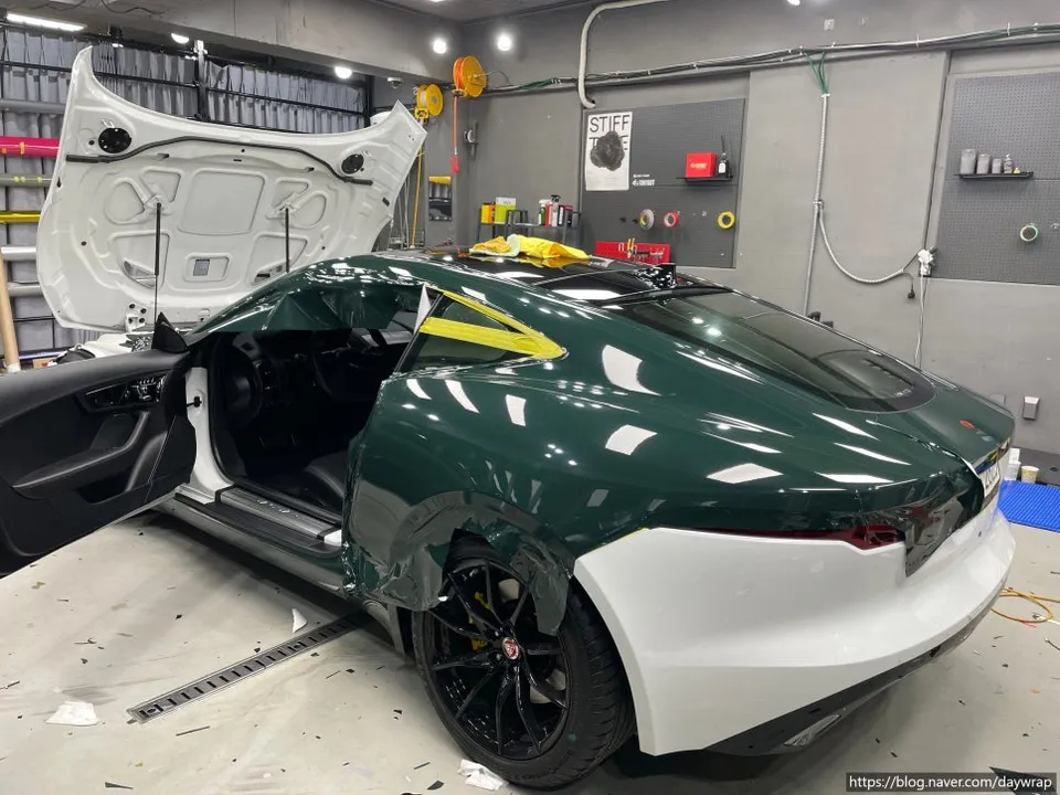 Jaguar F-Typeのカーラッピング事例|ミッドナイトディープグリーン 施工写真 3-2