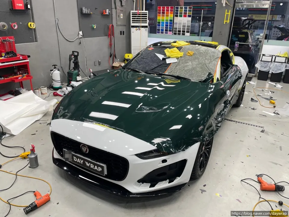 Jaguar F-Typeのカーラッピング事例|ミッドナイトディープグリーン 施工写真 1-3