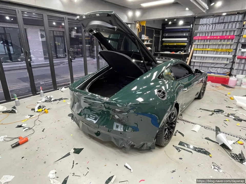 Jaguar F-Typeのカーラッピング事例|ミッドナイトディープグリーン 施工写真 2-3