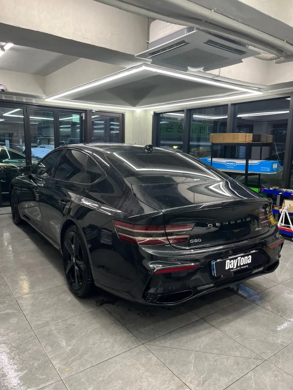 Genesis G80のカーラッピング事例|費用目安と仕上がり 施工写真 1-1