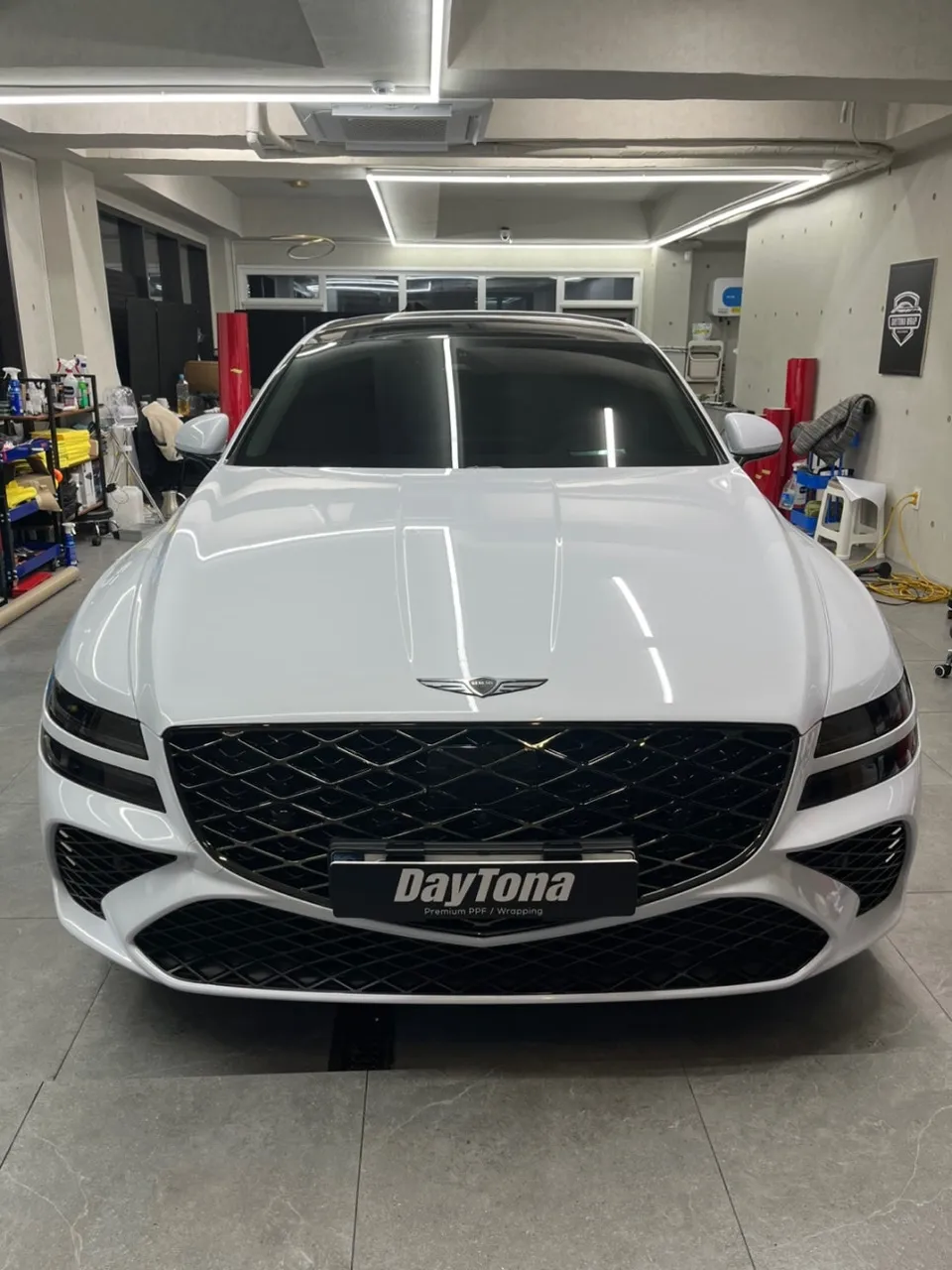 Genesis G80のカーラッピング事例|費用目安と仕上がり 施工写真 2-2