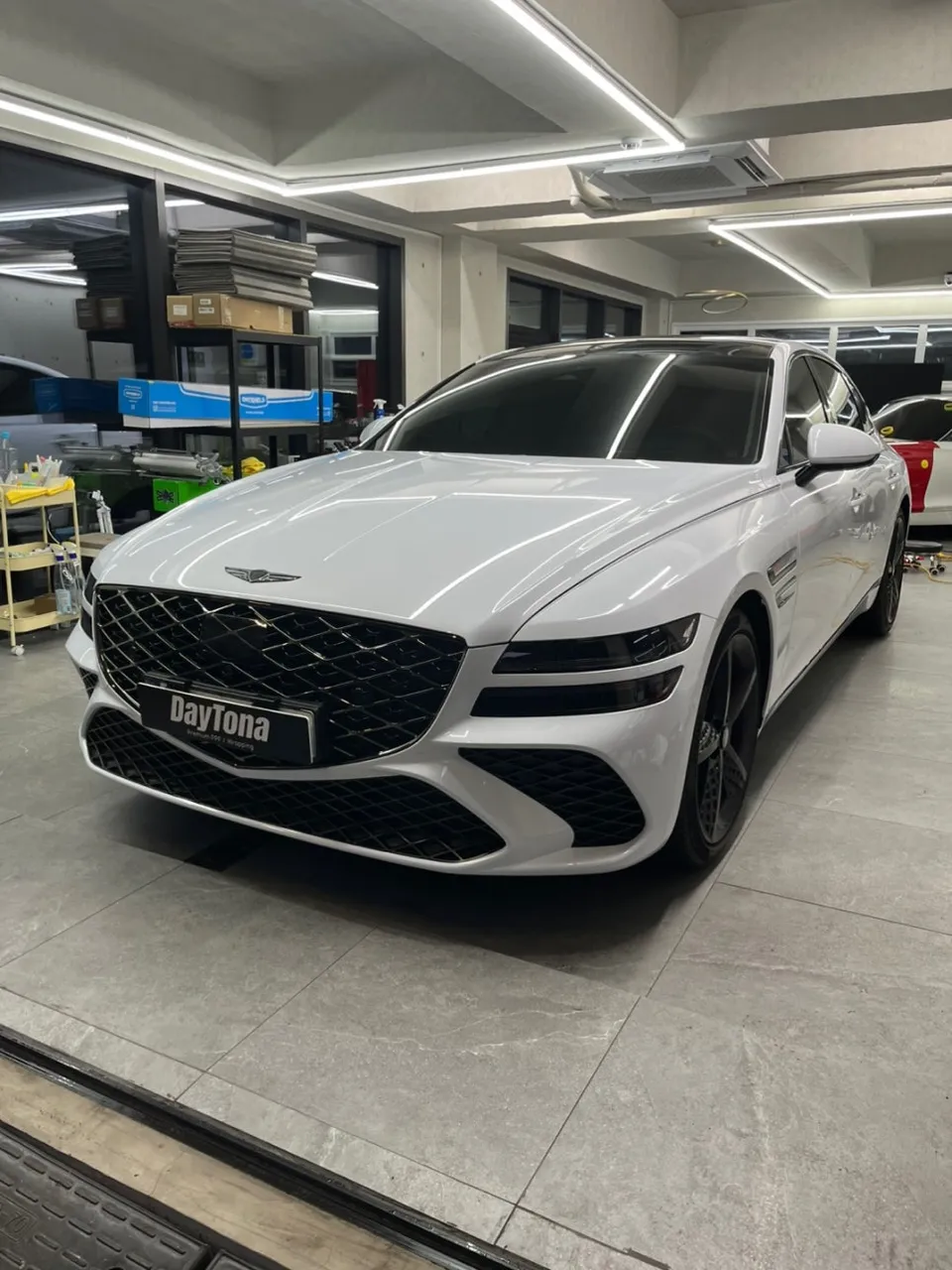 Genesis G80のカーラッピング事例|費用目安と仕上がり 施工写真 3-2
