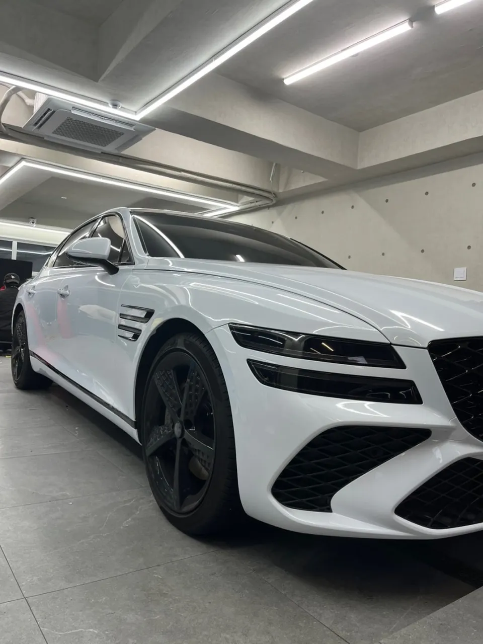 Genesis G80のカーラッピング事例|費用目安と仕上がり 施工写真 1-3