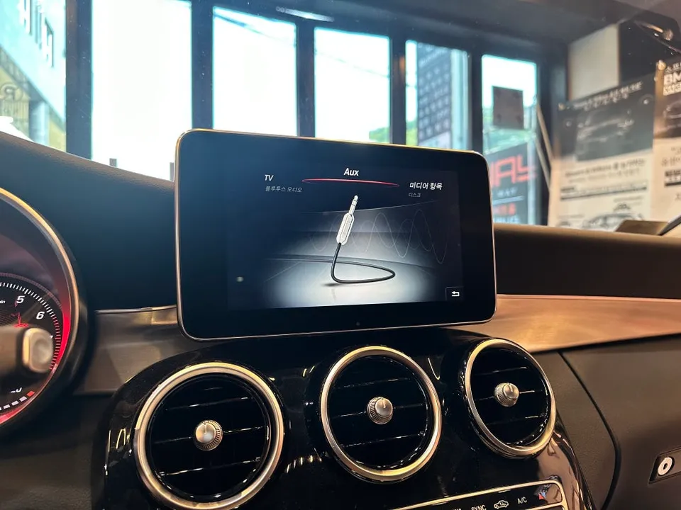 Mercedes-Benz C-Class W205のAndroid Auto・CarPlay取付事例 施工写真 4-1