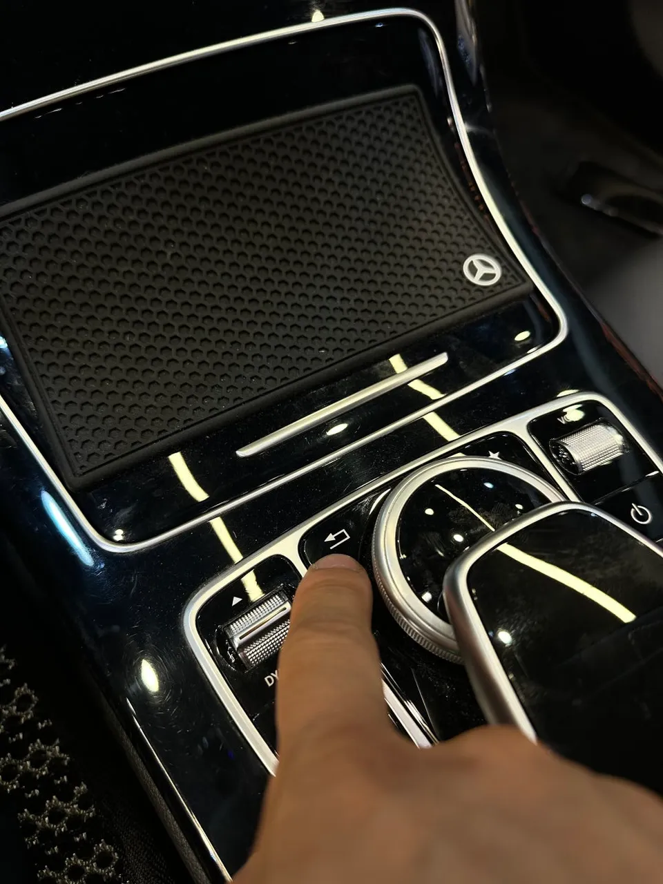 Mercedes-Benz C-Class W205のAndroid Auto・CarPlay取付事例 施工写真 1-2