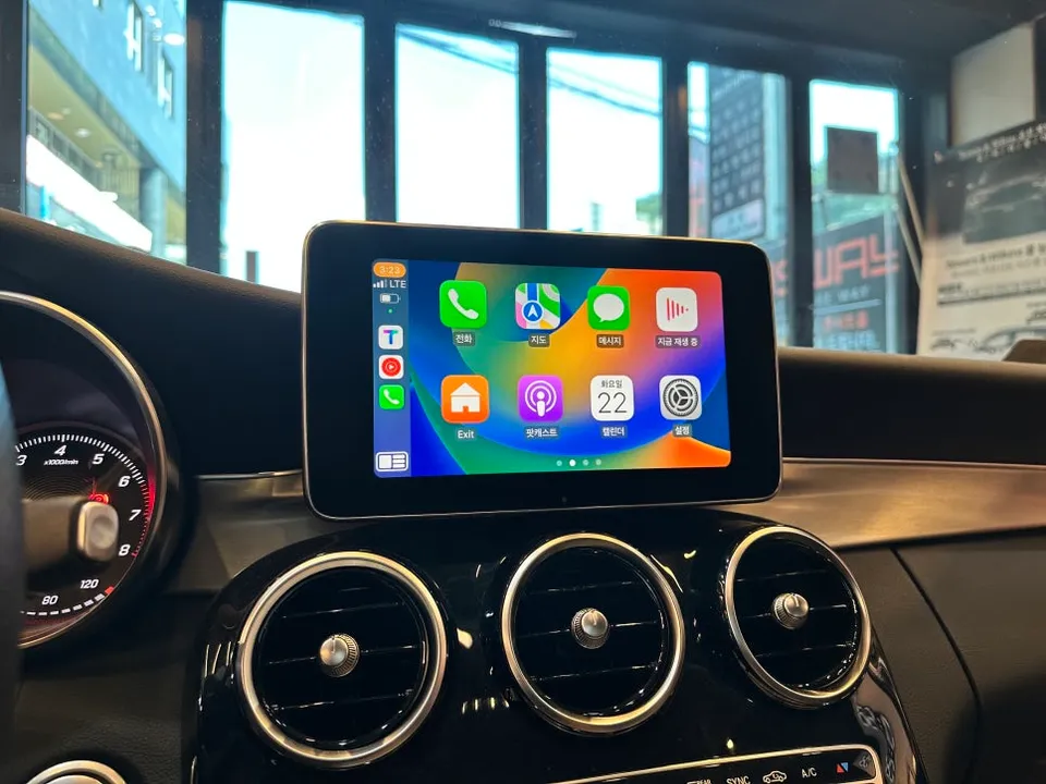 Mercedes-Benz C-Class W205のAndroid Auto・CarPlay取付事例 施工写真 4-2