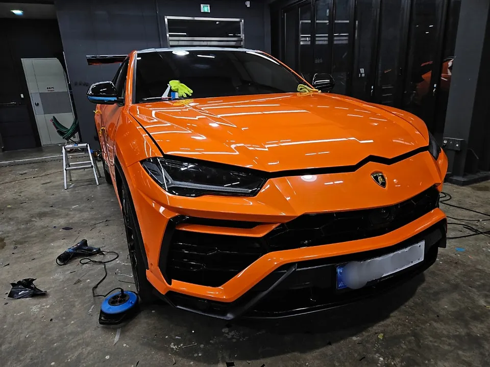 Lamborghini Urusのカーラッピング事例|高光沢オレンジで変身 施工写真 2-1