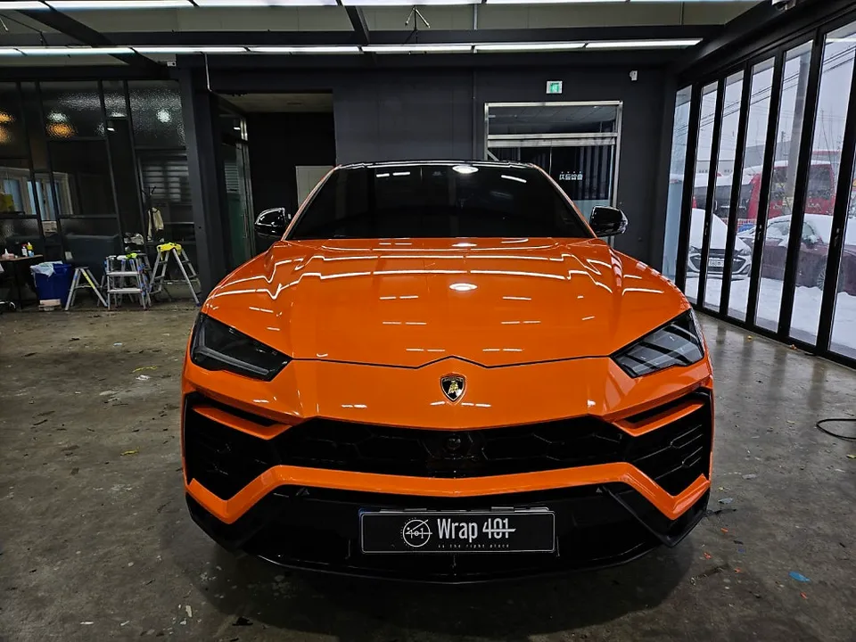 Lamborghini Urusのカーラッピング事例|高光沢オレンジで変身 施工写真 3-1