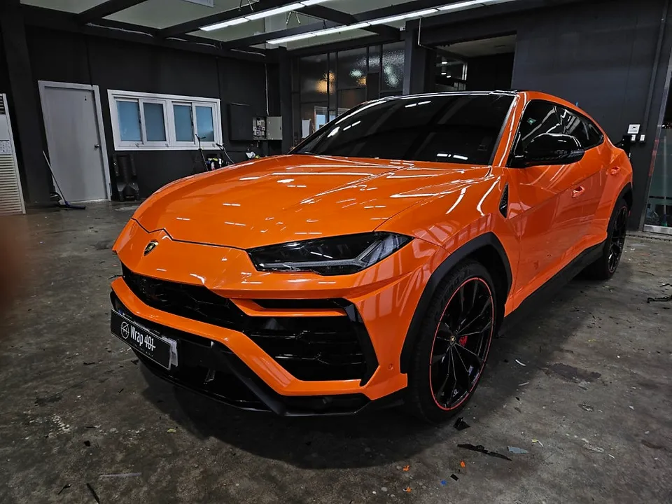 Lamborghini Urusのカーラッピング事例|高光沢オレンジで変身 施工写真 1-2