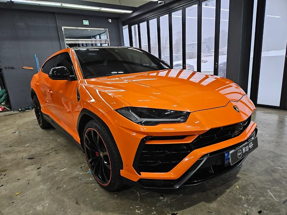 Lamborghini Urusのカーラッピング事例|高光沢オレンジで変身 施工写真 2-2