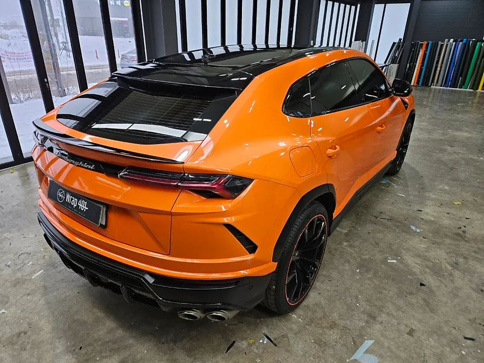 Lamborghini Urusのカーラッピング事例|高光沢オレンジで変身 施工写真 3-2