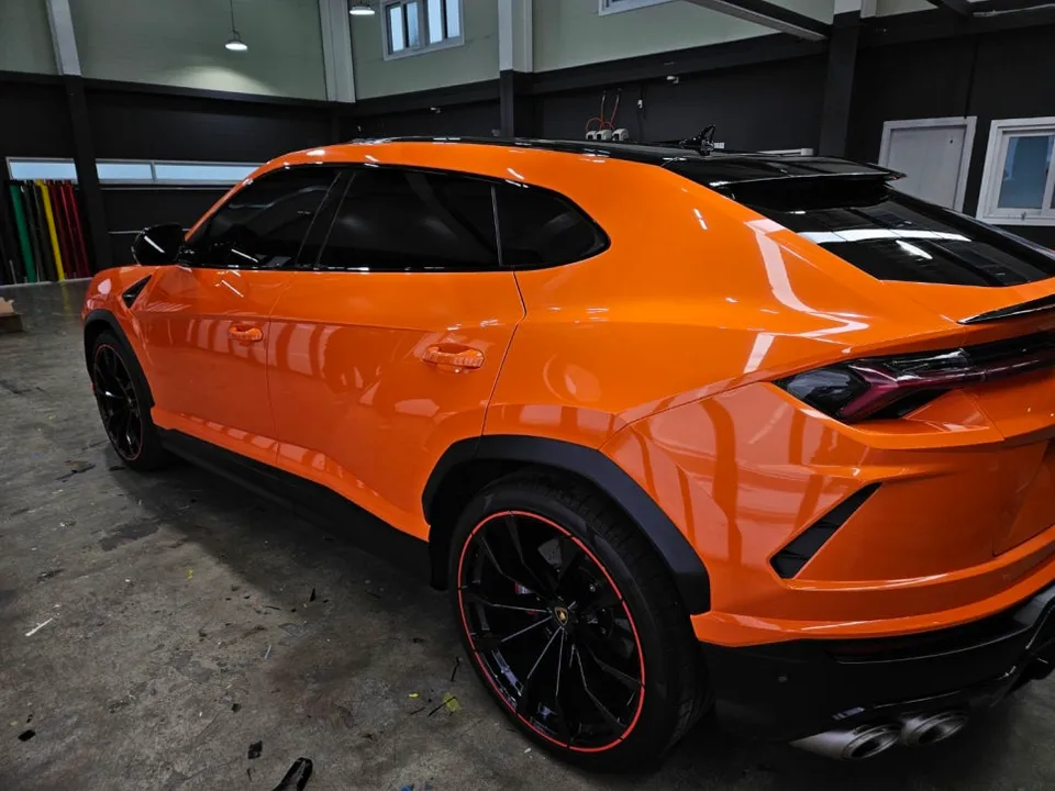 Lamborghini Urusのカーラッピング事例|高光沢オレンジで変身 施工写真 1-3