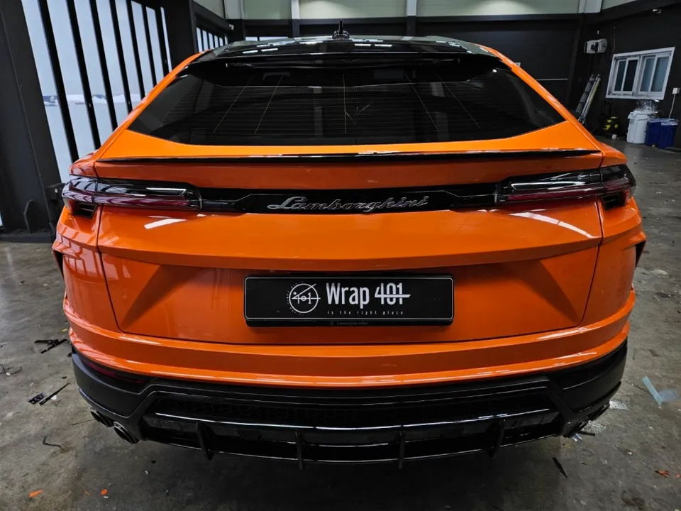 Lamborghini Urusのカーラッピング事例|高光沢オレンジで変身 施工写真 2-3
