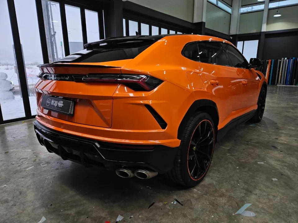 Lamborghini Urusのカーラッピング事例|高光沢オレンジで変身 施工写真 3-3