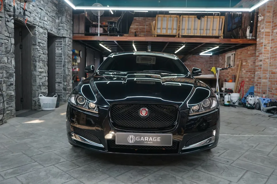 Jaguar XF vinyl wrap installation result