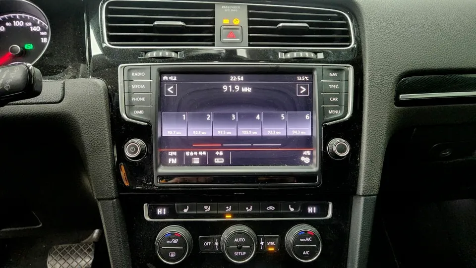 Volkswagen Golf 7th GenのAndroid Auto・CarPlay取付事例 施工写真 3-1