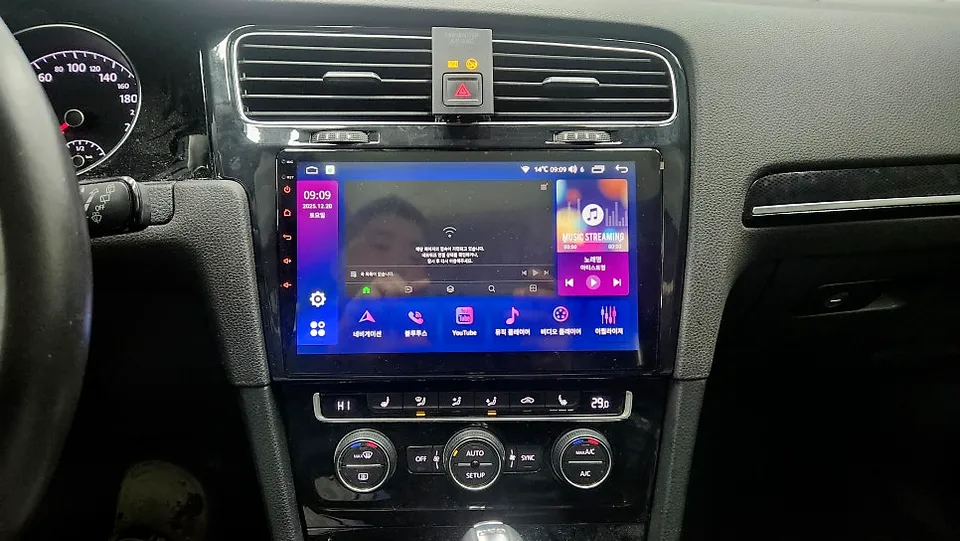 Volkswagen Golf 7th GenのAndroid Auto・CarPlay取付事例 施工写真 1-2