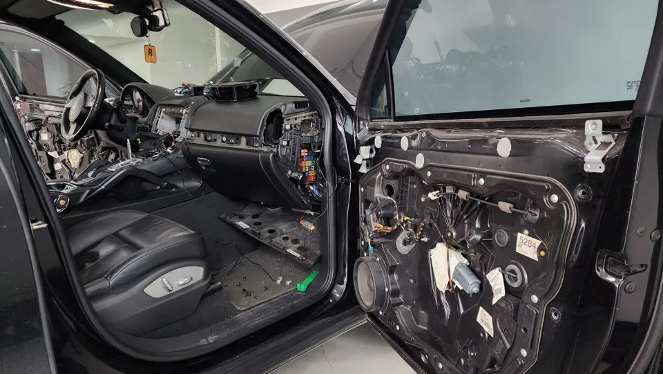Porsche Cayenne 958のAndroid Auto・CarPlay取付事例 施工写真 2-2