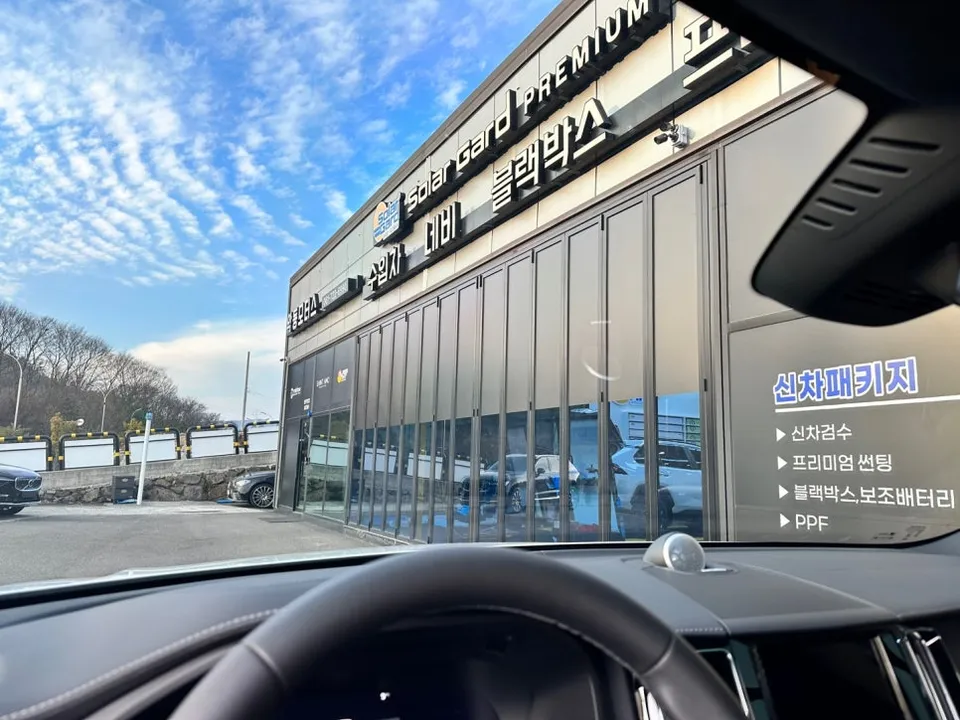 Volvo XC60のカーフィルム施工事例|費用目安と仕上がり 施工写真 1-2