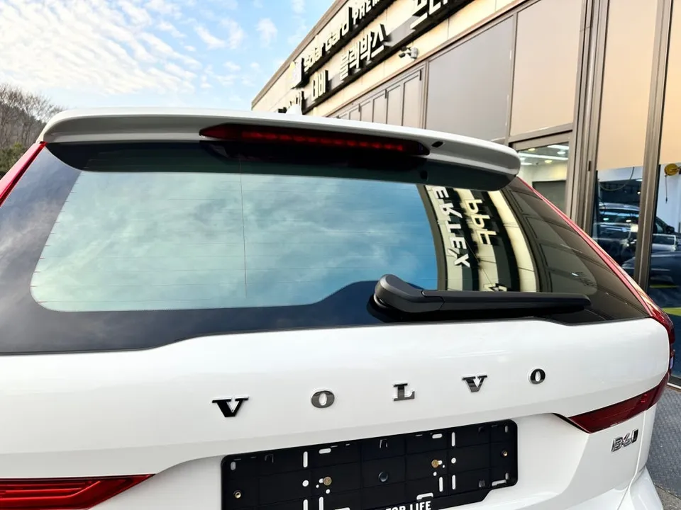 Volvo XC60のカーフィルム施工事例|費用目安と仕上がり 施工写真 2-3