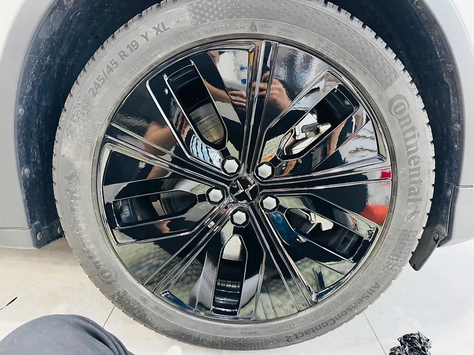 Polestar 2のホイール・エンブレムラッピング事例 施工写真 2-2