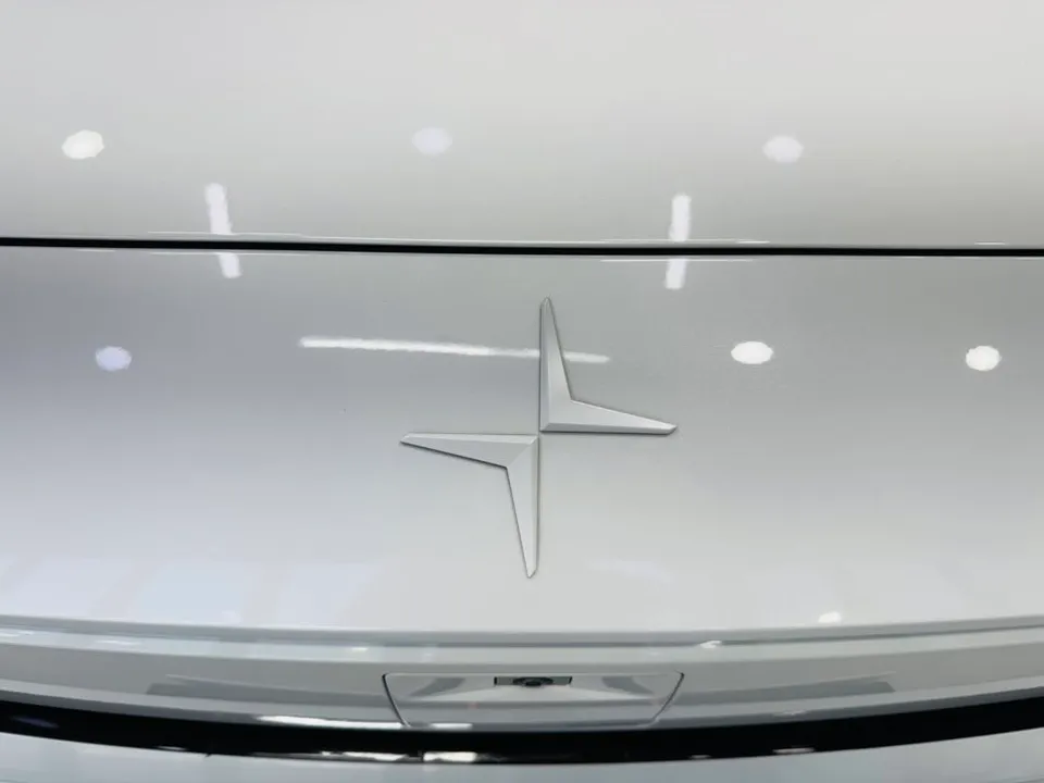 Polestar 2のホイール・エンブレムラッピング事例 施工写真 1-3