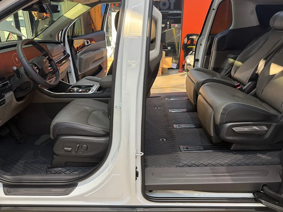 Kia Carnival Car Service Review — Enhanced Interior photo 2