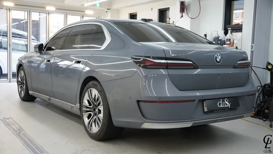 BMW 7 Seriesのカーラッピング事例|費用目安・仕上がり 施工写真 2-1