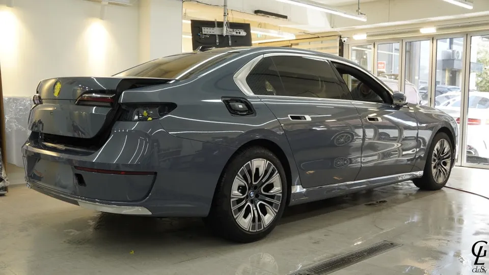 BMW 7 Seriesのカーラッピング事例|費用目安・仕上がり 施工写真 3-2