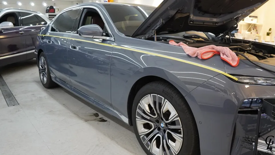 BMW 7 Seriesのカーラッピング事例|費用目安・仕上がり 施工写真 1-3