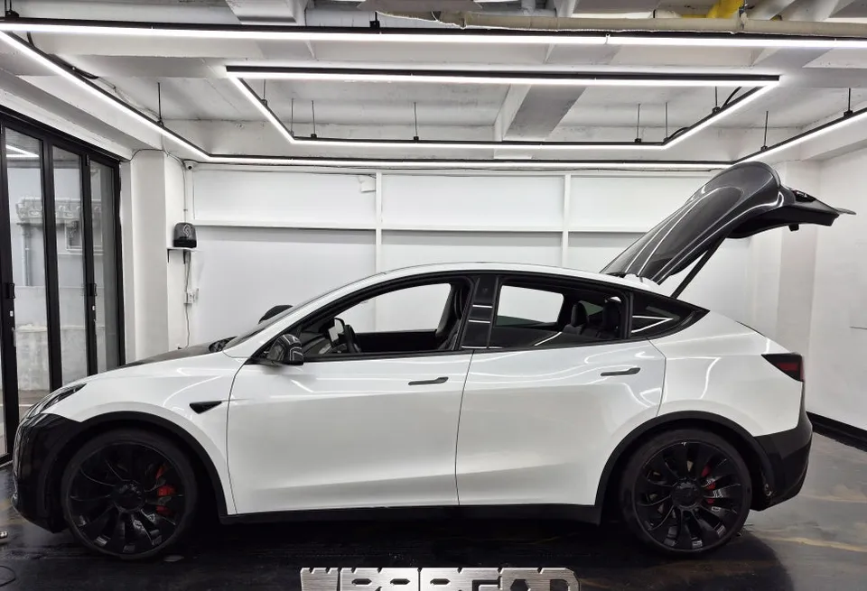 Tesla Teslaのカーラッピング事例|費用目安・仕上がり 施工写真 1-3