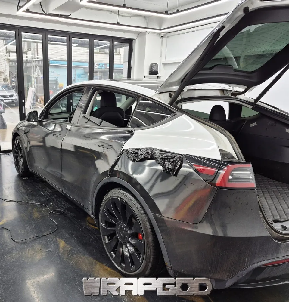Tesla Teslaのカーラッピング事例|費用目安・仕上がり 施工写真 2-3