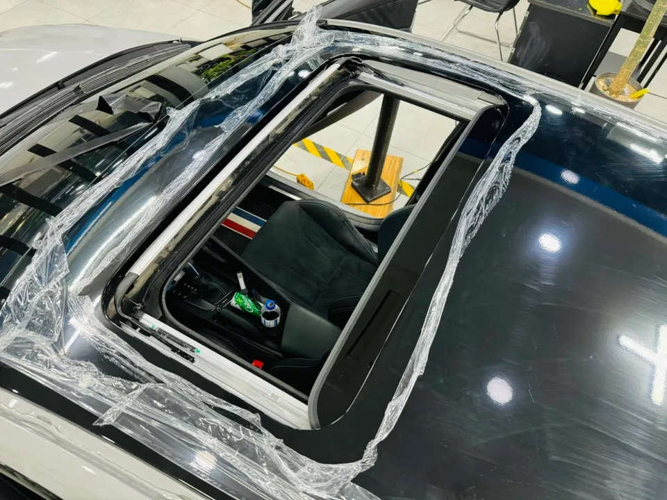 Hyundai Elantra Nのカーラッピング事例|光沢ブラックのルーフスキン 施工写真 1-3