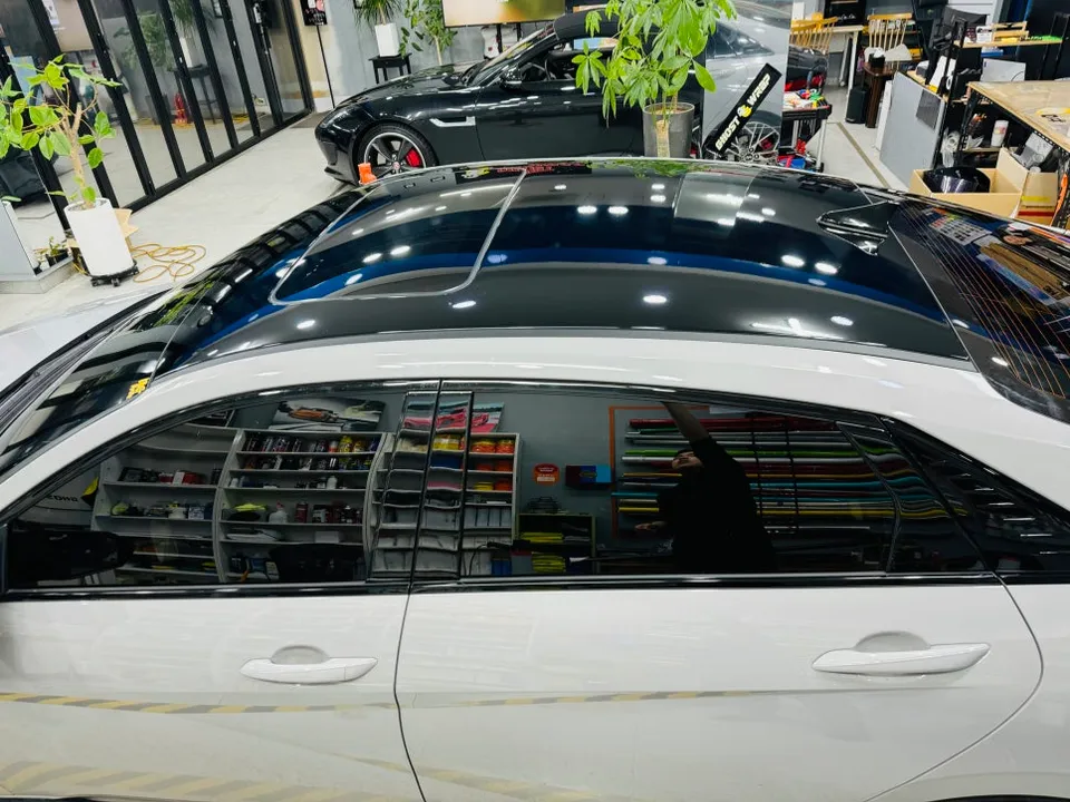 Hyundai Elantra Nのカーラッピング事例|光沢ブラックのルーフスキン 施工写真 3-3