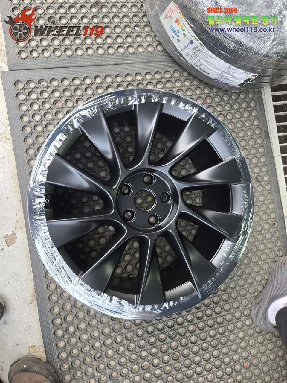 Tesla Model Yのホイールリペア・塗装事例 施工写真 1-2