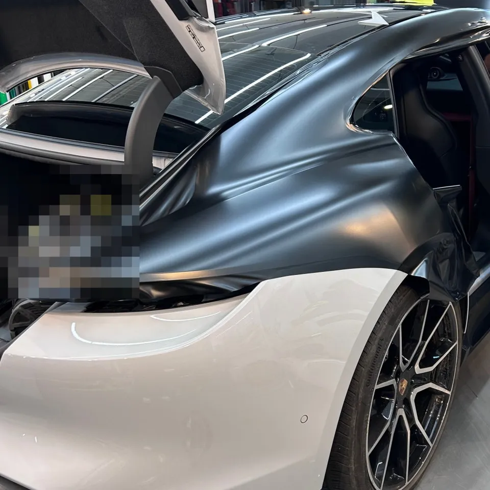 ポルシェ タイカン サテンブラックラッピング事例|費用目安 施工写真 2-3