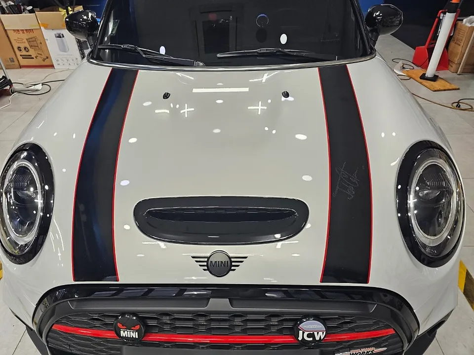 MINI Coupeのカーラッピング事例|デカール除去と艶復元 施工写真 3-1