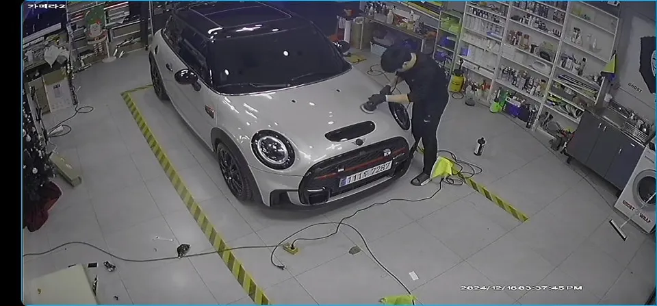 MINI Coupeのカーラッピング事例|デカール除去と艶復元 施工写真 2-2