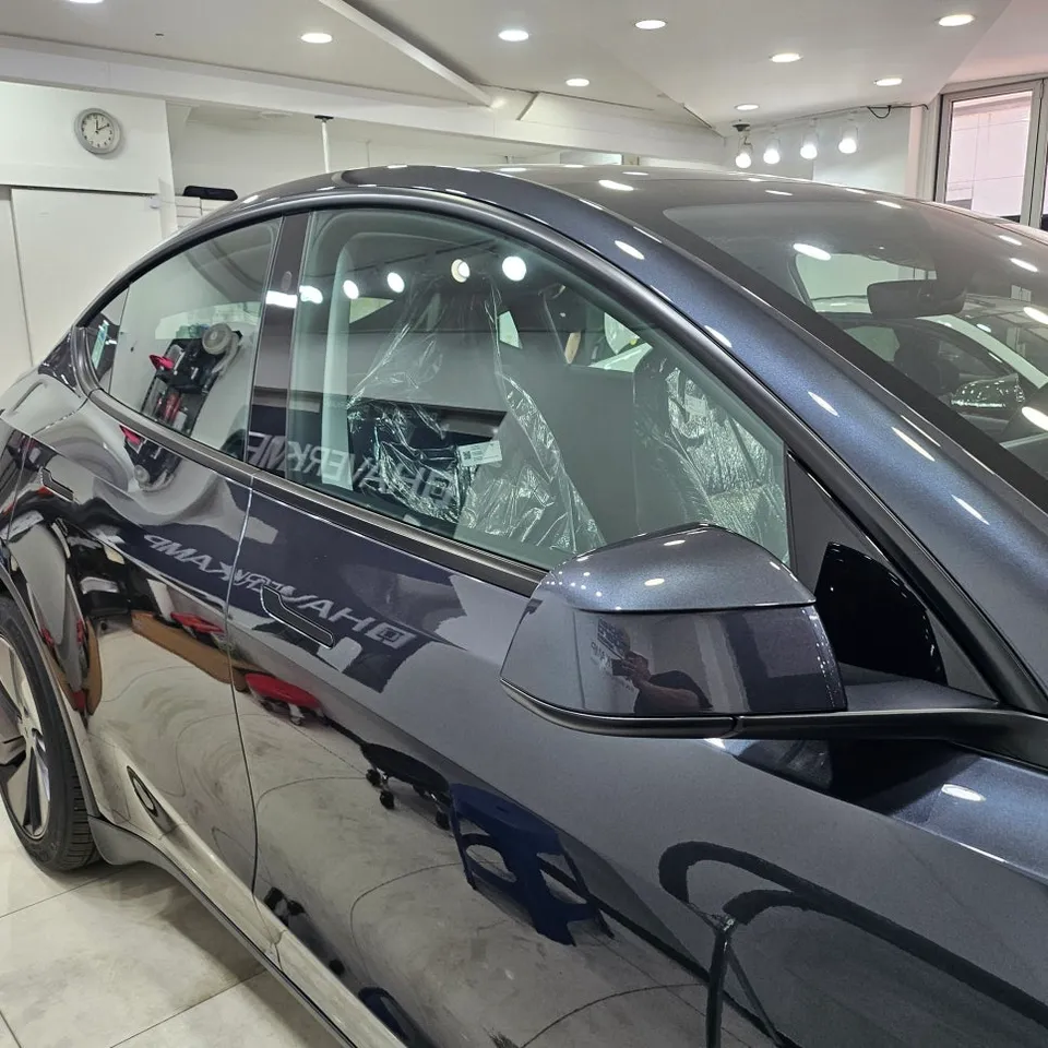 Tesla Model Yのカーフィルム施工事例|費用目安・仕上がり 施工写真 2-3