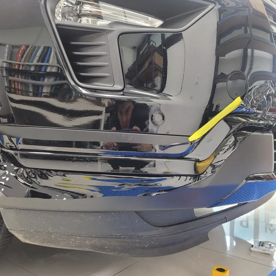 Ford Explorer vinyl wrap - Ford Explorer Vinyl Wrap Review: Chrome Delete for a Sleek Black  photo 4