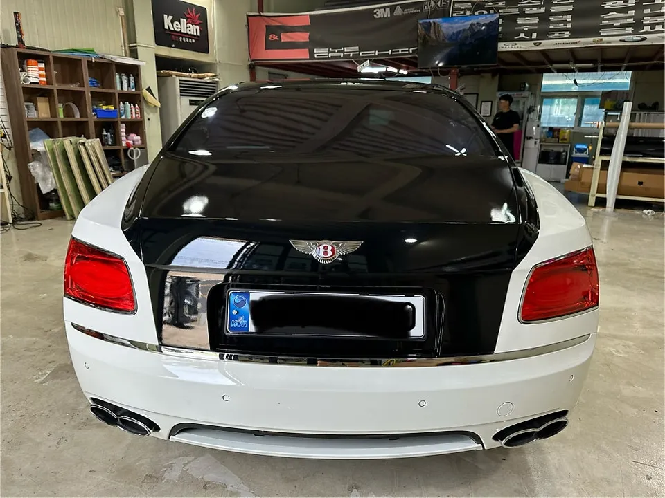 Bentley Flying Spurのカーラッピング事例|高級感を高めるツートン施工 施工写真 3-1