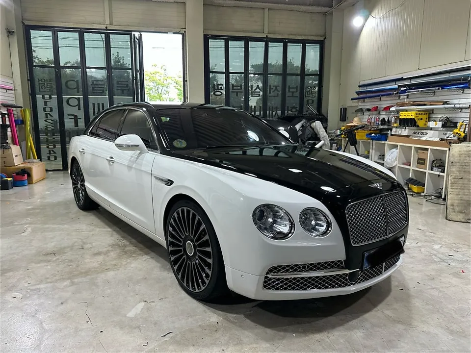 Bentley Flying Spurのカーラッピング事例|高級感を高めるツートン施工 施工写真 2-2