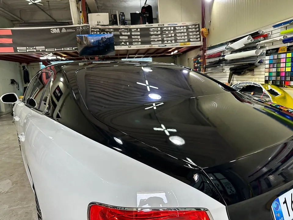 Bentley Flying Spurのカーラッピング事例|高級感を高めるツートン施工 施工写真 2-3